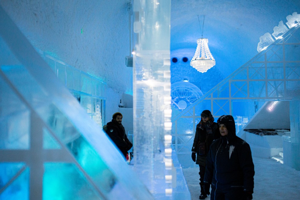 Die Empfangshalle des „Ice Hotel“, Räume aus durchsichtigem Eis. Das Hotel hat immer nur von Dezember bis April geöffnet (neben dem ganzjährigen „Ice Hotel 265“). Die Empfangshalle des „Ice Hotel“, Räume aus durchsichtigem Eis. Das Hotel hat immer nur von Dezember bis April geöffnet (neben dem ganzjährigen „Ice Hotel 265“).