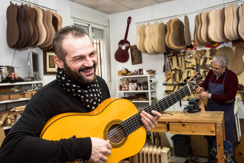 Privatkonzert für den Meister: Antonio Patrocinio gilt als Nachwuchsstar der spanischen Flamenco Szene und spielt am liebsten auf Josés Gitarren Privatkonzert für den Meister: Antonio Patrocinio gilt als Nachwuchsstar der spanischen Flamenco Szene und spielt am liebsten auf Josés Gitarren