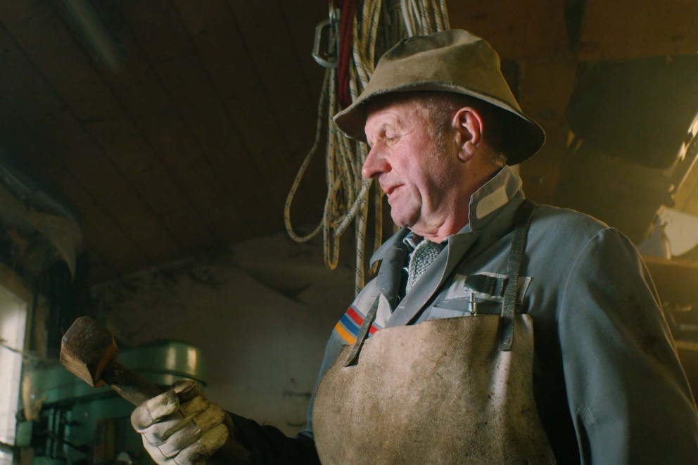 
				Bob Restaurator Sepp Huber hält den Hammer seines Großvaters in der Hand.

			