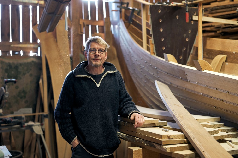 Stefan Sondermann steht neben dem Wikingerschiff, das er in einer Scheune im Berchtesgadener Land baut Stefan Sondermann steht neben dem Wikingerschiff, das er in einer Scheune im Berchtesgadener Land baut
