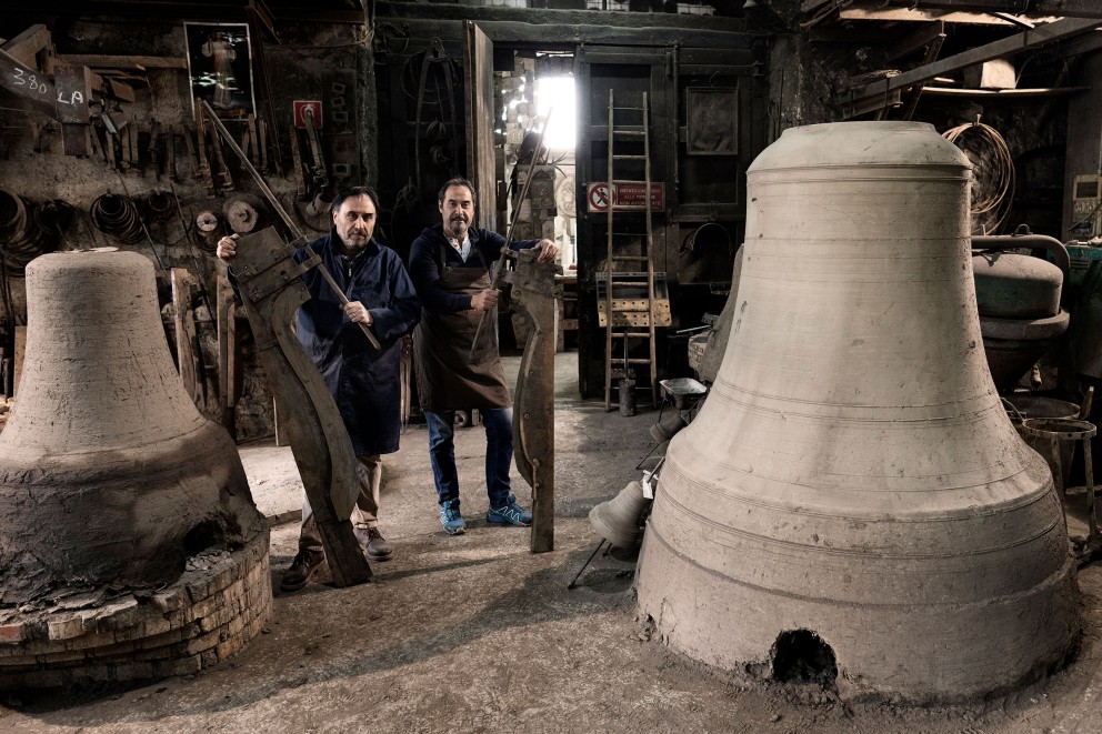 Armando (li.) und Pasquale Marinelli (re.) leisten Schwerstarbeit: Die Glocken, die sie mit solchen Formen gießen, wiegen mehrere Tonnen Armando (li.) und Pasquale Marinelli (re.) leisten Schwerstarbeit: Die Glocken, die sie mit solchen Formen gießen, wiegen mehrere Tonnen