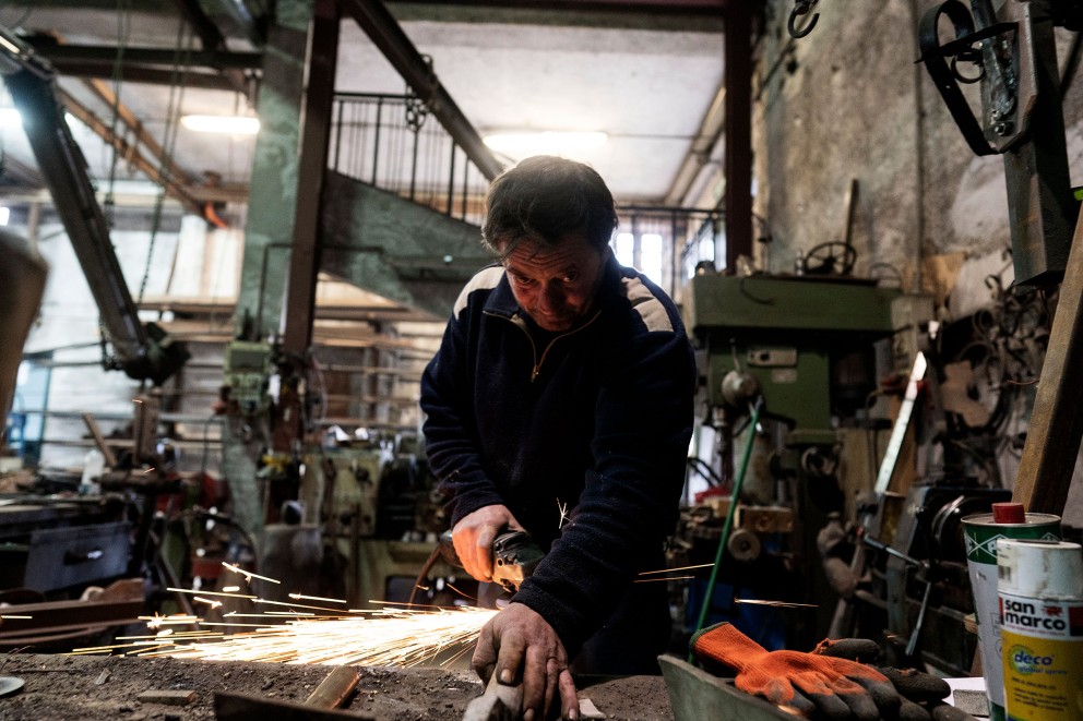 
				Der Trennschleifer, der hier in Aktion ist, gehört zu den modernsten Maschinen in der Werkstatt der Glockengießerei Marinelli

			