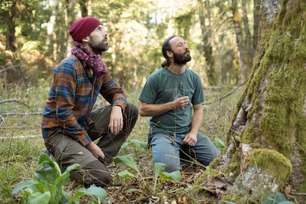 Autor Sascha Borrée und Wildnisführer Arnaud Gagné zelebrieren das indianische Dankbarkeitsritual bevor sie beginnen eine Shelter bauen Autor Sascha Borrée und Wildnisführer Arnaud Gagné zelebrieren das indianische Dankbarkeitsritual bevor sie beginnen eine Shelter bauen