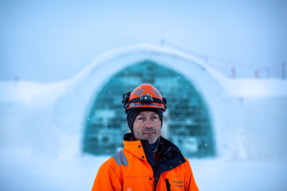 Boss vor der Baustelle: Luca Roncoroni, 47, Architekt, ist der Creative Director des Eishotels. Erkennbar an der orangefarbenen Jacke. Boss vor der Baustelle: Luca Roncoroni, 47, Architekt, ist der Creative Director des Eishotels. Erkennbar an der orangefarbenen Jacke.