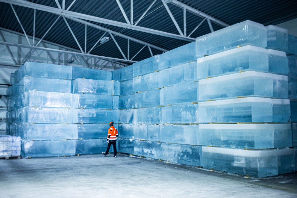 Lagerhalle mit „Steinen“ der „Eisernte“. Im März werden rechteckige Eisblöcke aus dem gefrorenen Fluss Torne gefräst, die im Dezember verbaut werden. Lagerhalle mit „Steinen“ der „Eisernte“. Im März werden rechteckige Eisblöcke aus dem gefrorenen Fluss Torne gefräst, die im Dezember verbaut werden.