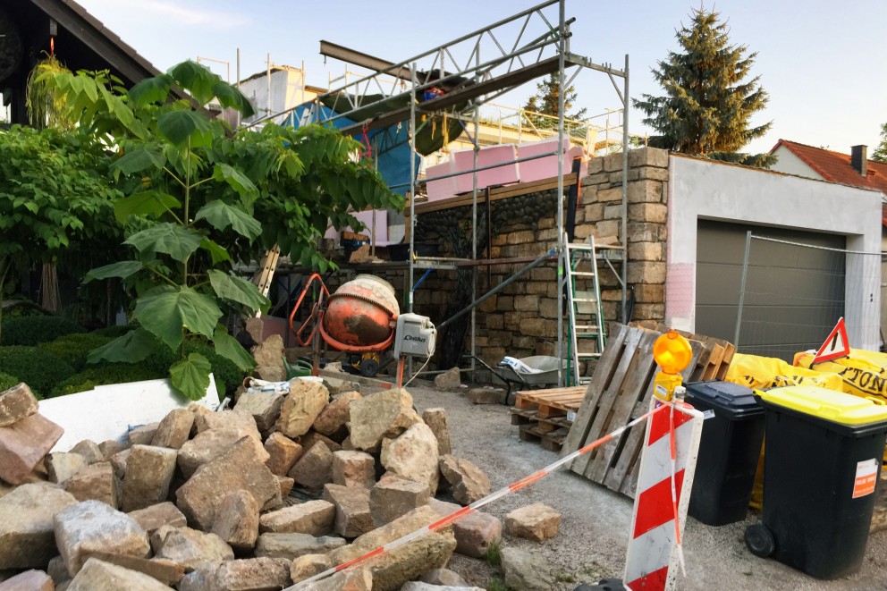 
				Wackersteine: die Mauer vor dem Haus der Franks in der Bauphase.

			