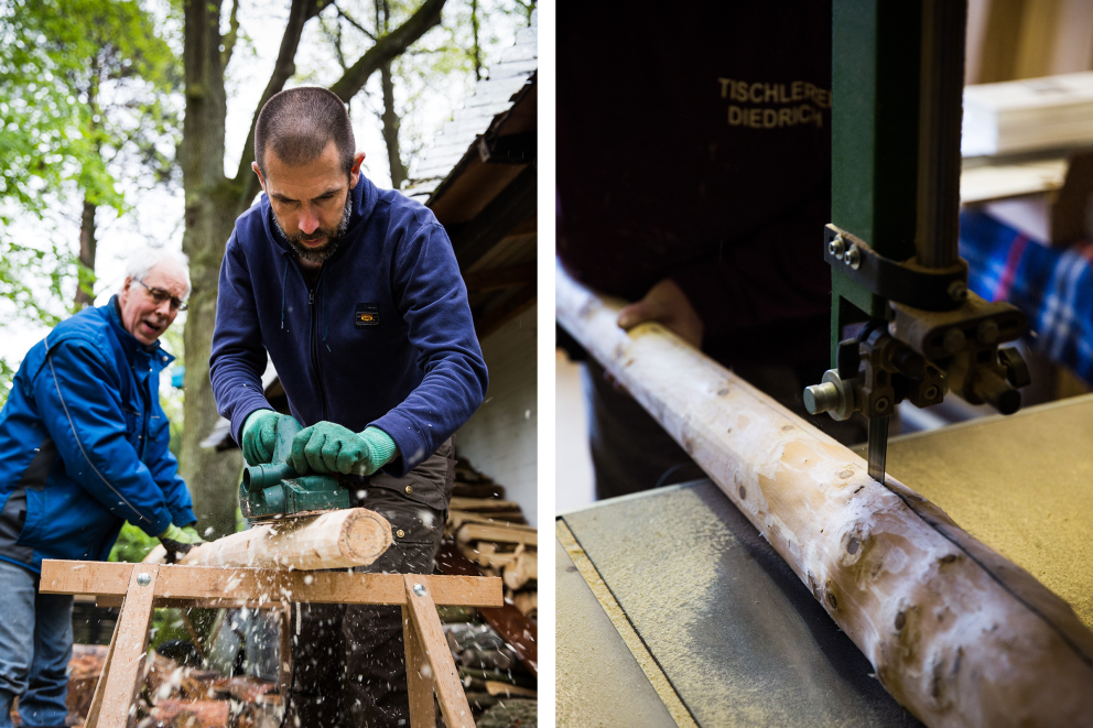 Autor Sascha Borrée bearbeitet den Baumstamm aus Fichte, der für den Bau eines Didgeridoos verwendet wird, mithilfe eines Elektrohobels. Workshopleiter und Didgeridoo Baumeister Wolfgang Lüttig unterstützt ihn dabei Autor Sascha Borrée bearbeitet den Baumstamm aus Fichte, der für den Bau eines Didgeridoos verwendet wird, mithilfe eines Elektrohobels. Workshopleiter und Didgeridoo Baumeister Wolfgang Lüttig unterstützt ihn dabei