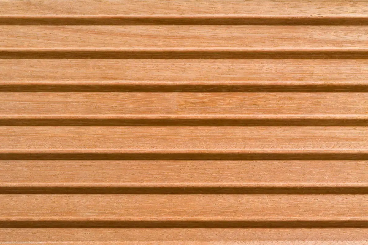 Holzfassade mit Nut und Feder