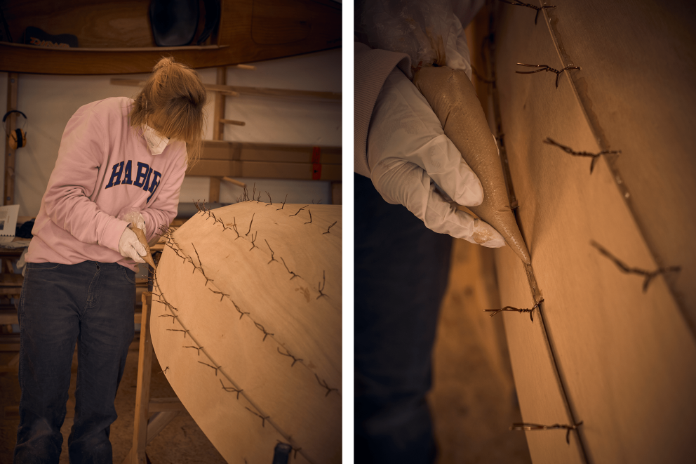 Zweiteiliges Bild einer Frau, die mit Füllstoff ein Holzboot bearbeitet