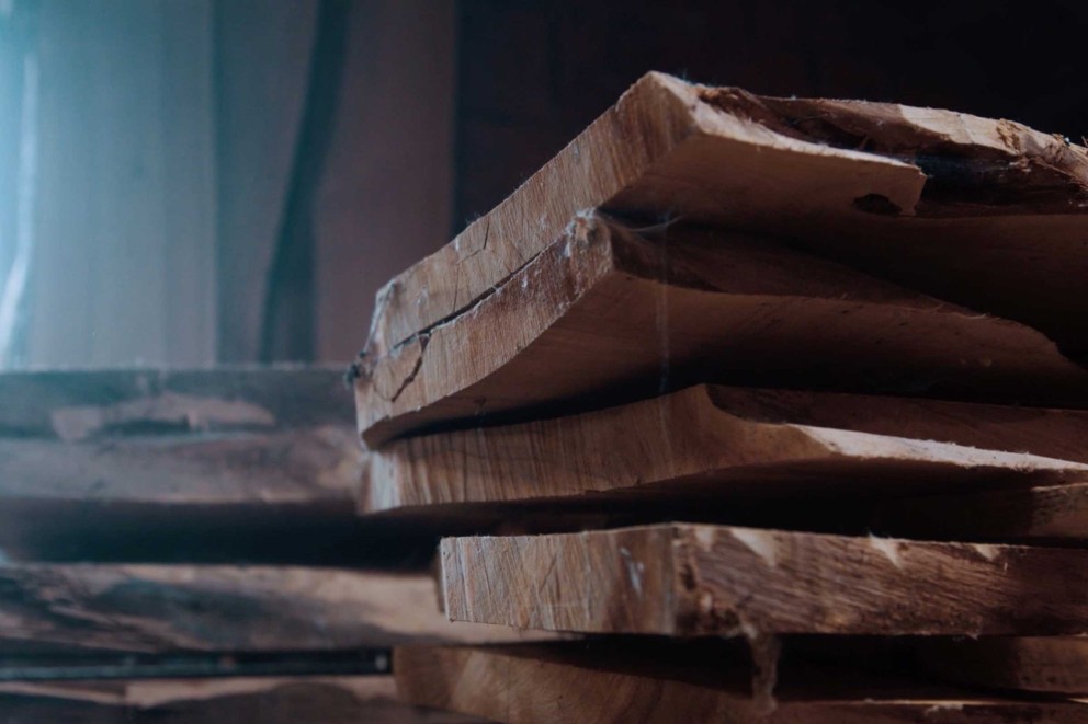 
				Holzlatten liegen in Florians Holzlager auf dem Dachboden.

			