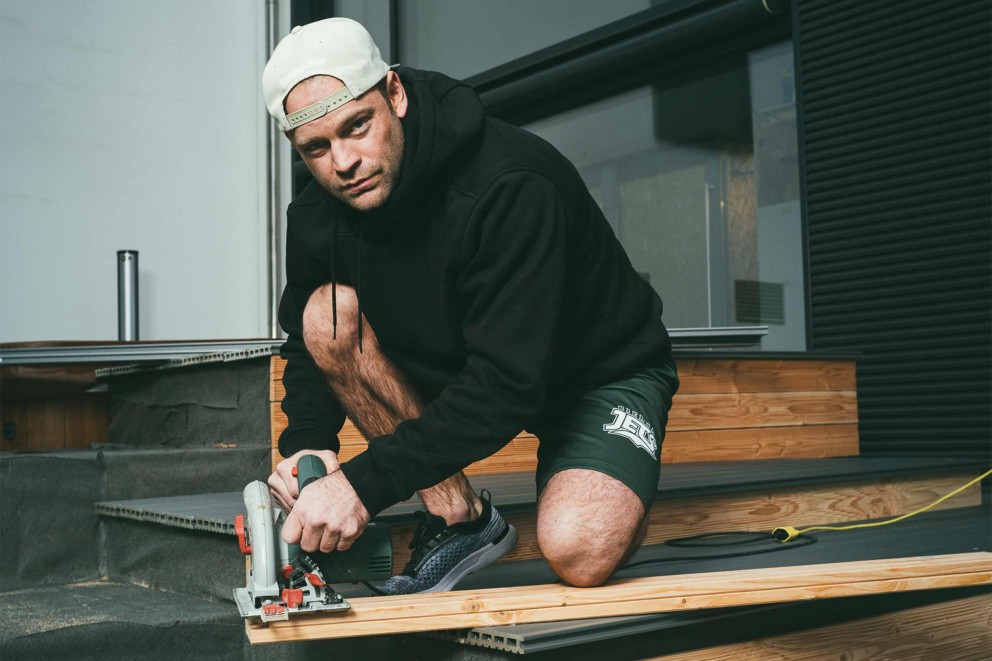 
				Heimwerker aus Leidenschaft: Der ehemalige Profisportler Joel Fröhlicher baut in Biel in der Schweiz sein eigenes Fitnessstudio.

			