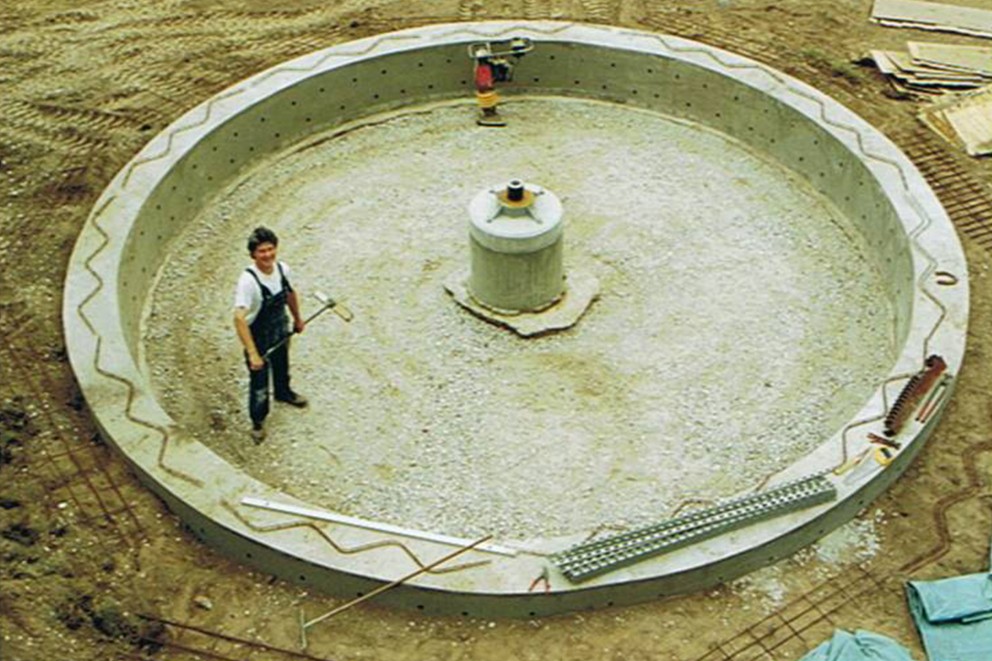 
				2004: Martin im Fundament für die neue Position der Mühle.

			