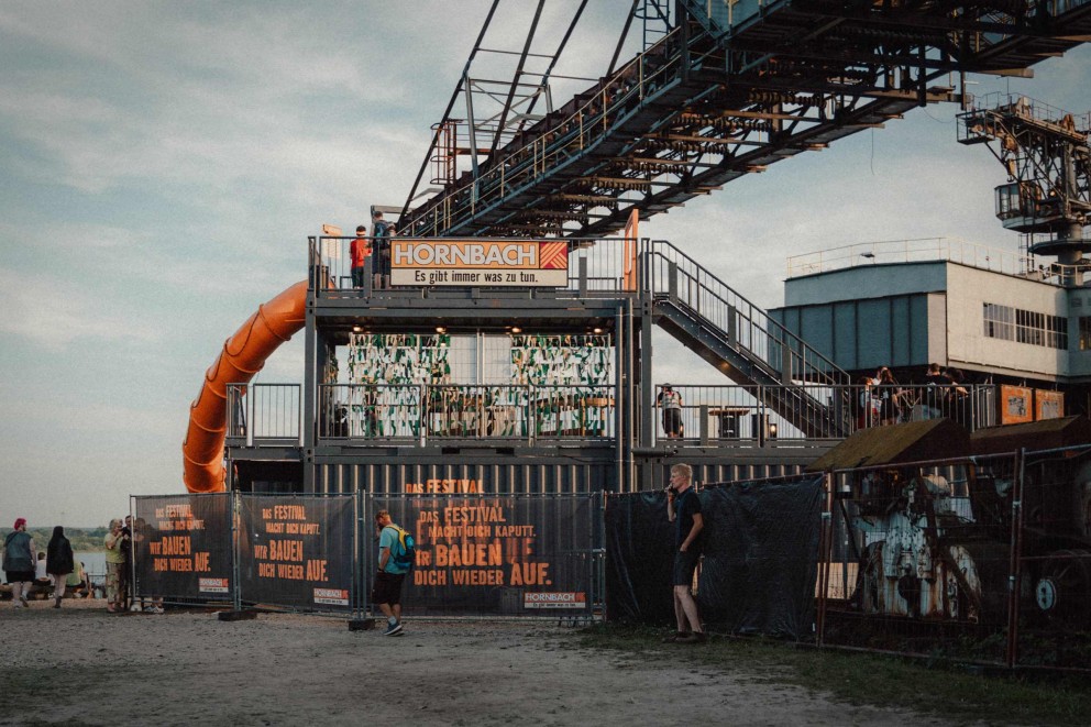 Hornbach Festival Gelände mit Baugerüst, Rutsche und Werbebannern