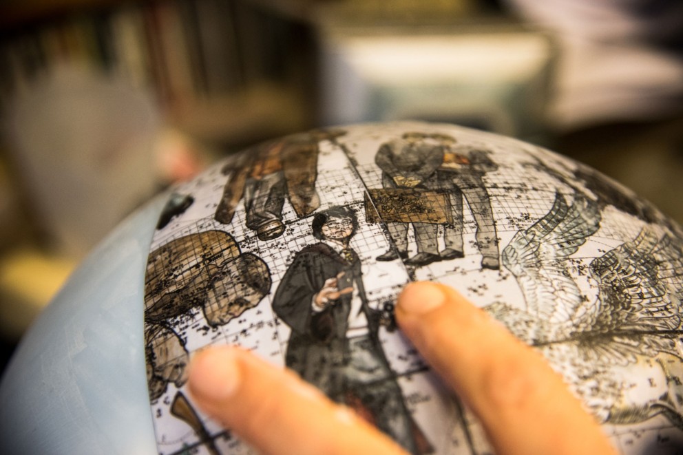 Ein Harry Potter Globus? James probiert auch gerne neue Designs für die Globen aus, die in seiner Manufaktur „Greaves & Thomas“ auf der Isle of Wight entstehen Ein Harry Potter Globus? James probiert auch gerne neue Designs für die Globen aus, die in seiner Manufaktur „Greaves & Thomas“ auf der Isle of Wight entstehen