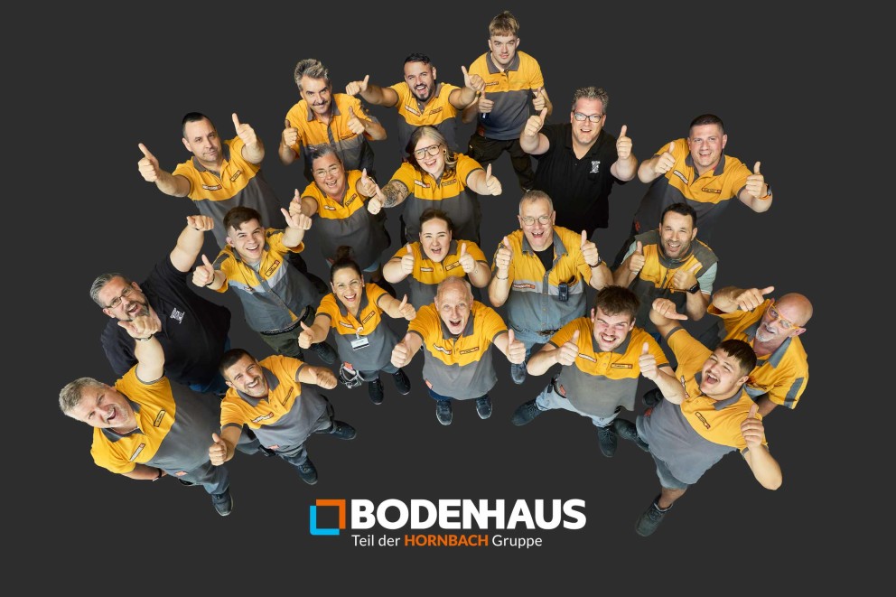 Eine Gruppe von Bodenhaus Mitarbeitern gibt die Daumen hoch.