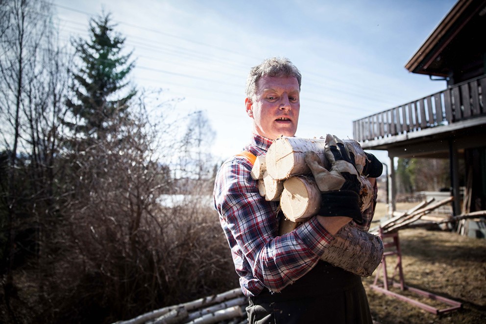 Der Bestsellerautor Lars Mytting trägt mehrere Stücke Holz mit sich Der Bestsellerautor Lars Mytting trägt mehrere Stücke Holz mit sich