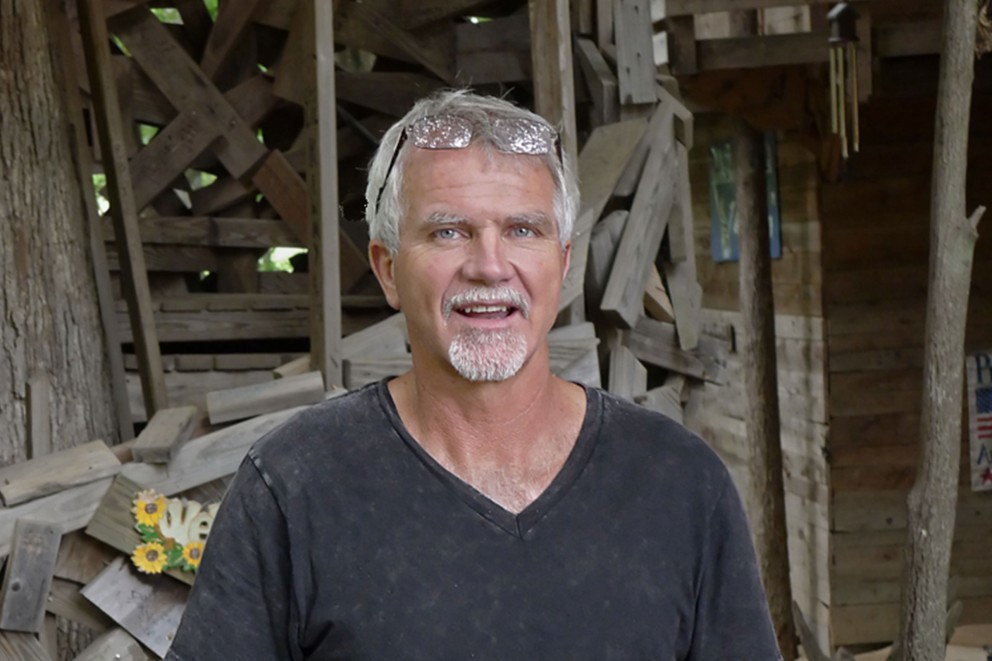 Fehlende Bauerfahrung war kein Hindernis für Horace Burgess. Er baute sich ein eigenes Baumhaus, das auch über eine Kapelle verfügt Fehlende Bauerfahrung war kein Hindernis für Horace Burgess. Er baute sich ein eigenes Baumhaus, das auch über eine Kapelle verfügt