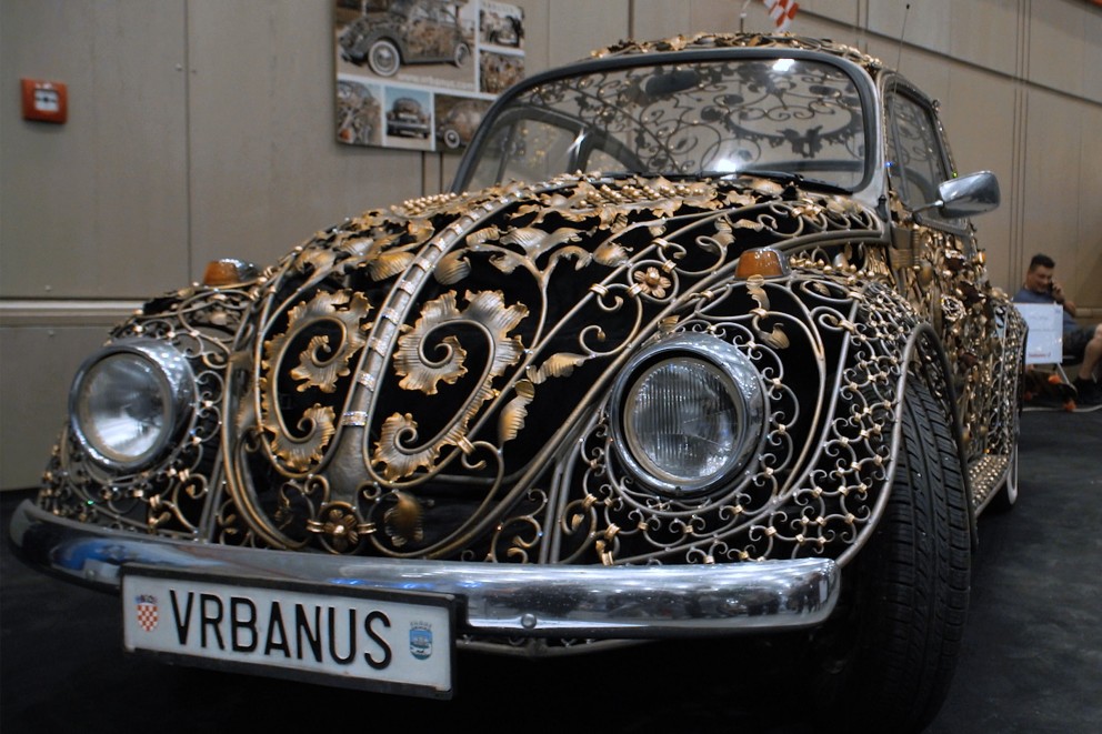 Dekorativer Oldtimer Käfer mit filigraner Metallverzierung