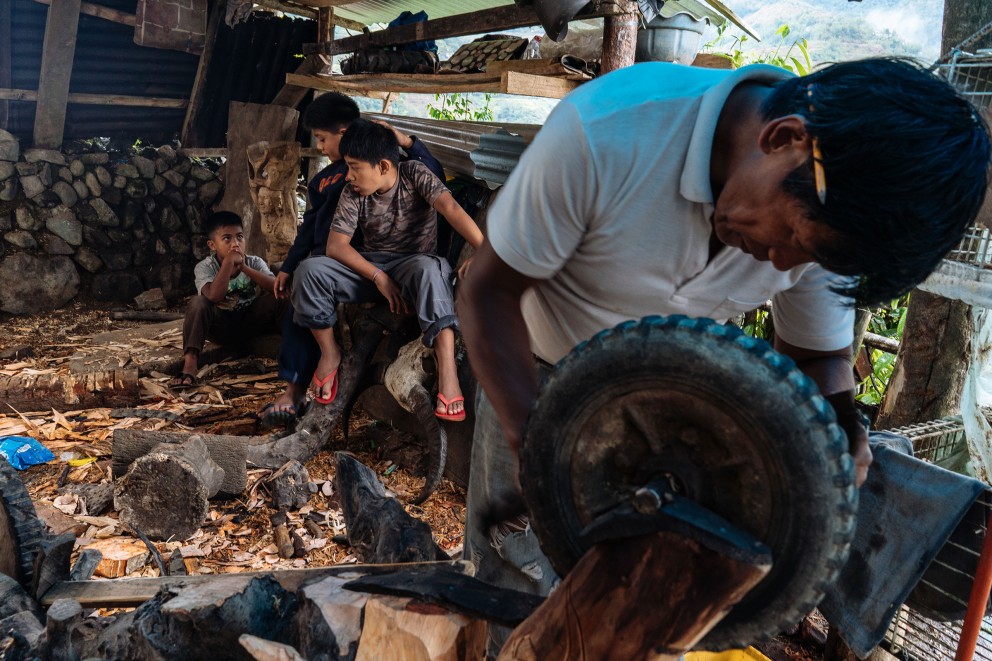 
				Jose Campol verwendet in seinem Holzroller, das er für das Imbayah Festival in Banaue auf den Philippinen baut, das gebrauchte Rad einer kaputten Schubkarre und nutzt es als Vorderrad

			