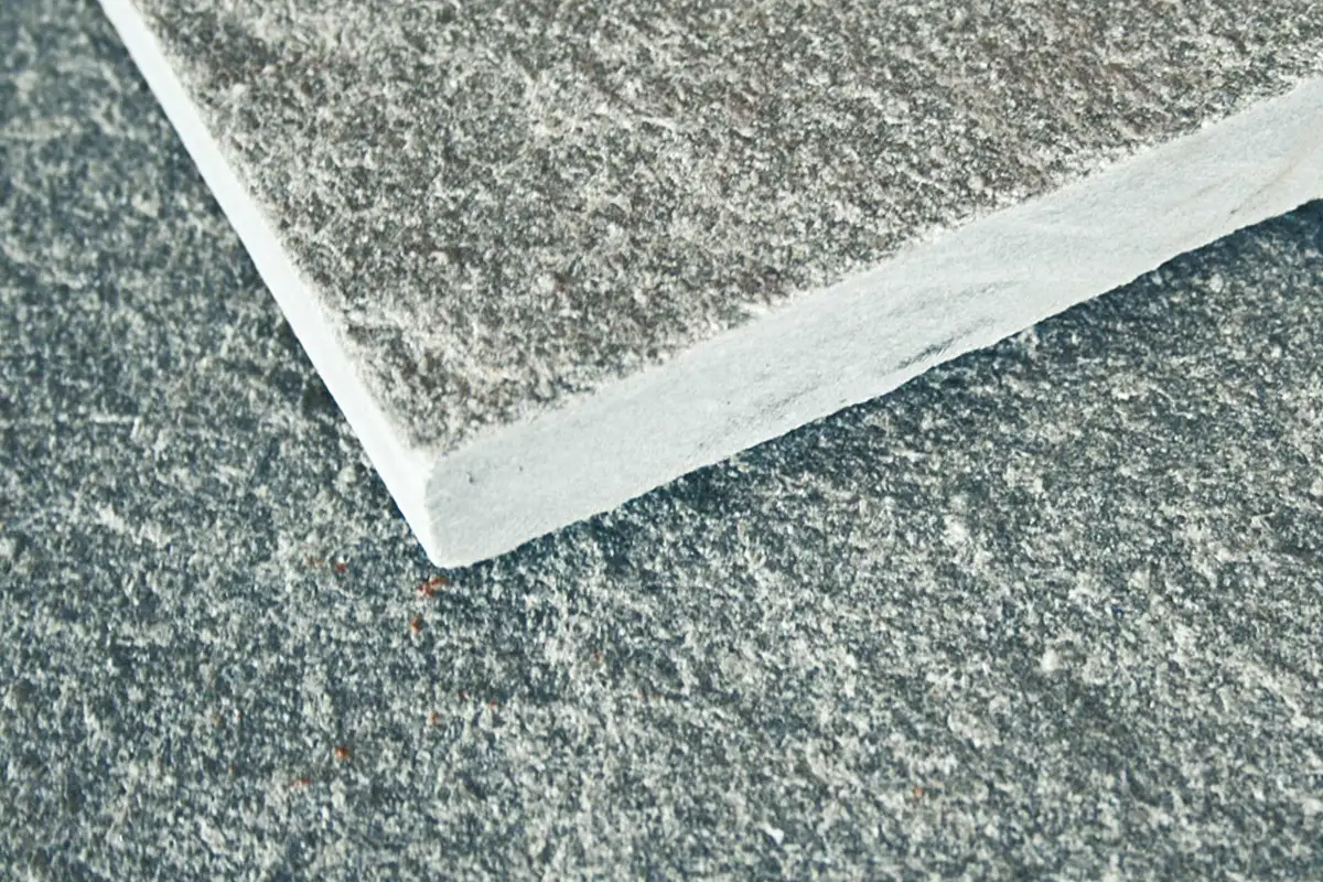Graue Natursteinfliese im Detail