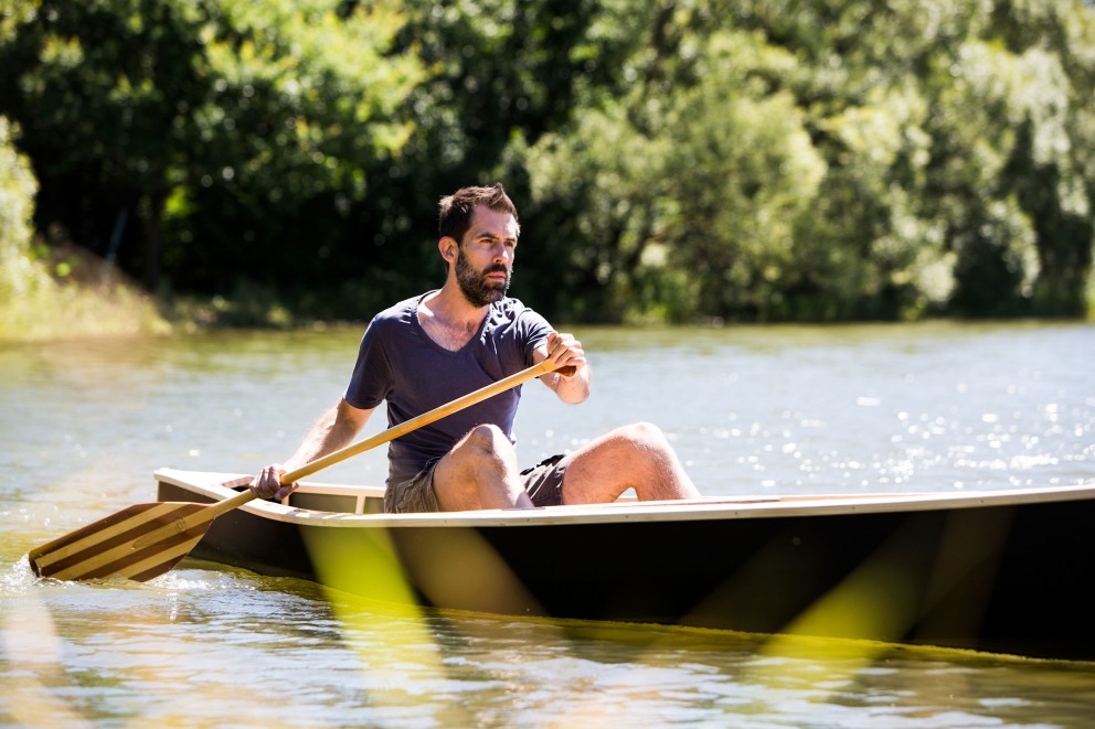Sascha Borrée fährt in seinem selbstgebauten Kanu auf dem Wasser Sascha Borrée fährt in seinem selbstgebauten Kanu auf dem Wasser