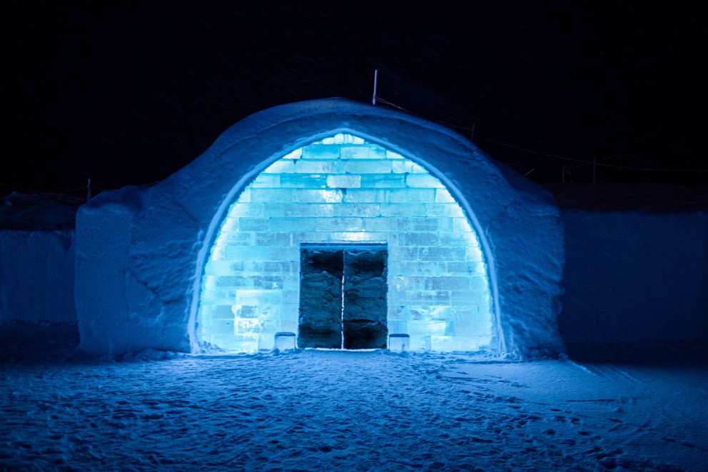 Erleuchteter Eingang des „Ice Hotel“ in Jukkasjärvi, einem 900 Seelen Dorf in Schwedisch Lappland. Erleuchteter Eingang des „Ice Hotel“ in Jukkasjärvi, einem 900 Seelen Dorf in Schwedisch Lappland.