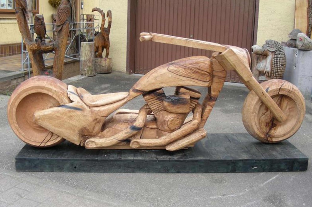 Bertram Bilger aus Lahr im Schwarzwald hat ein Motorrad mit der Kettensäge geschnitzt. Bertram Bilger aus Lahr im Schwarzwald hat ein Motorrad mit der Kettensäge geschnitzt.