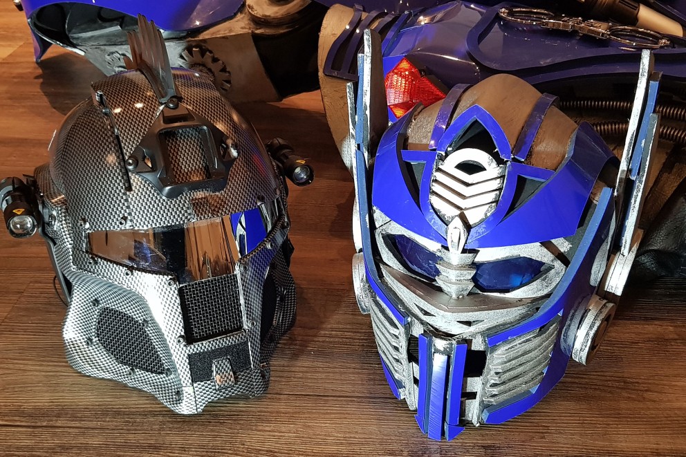 
				Zwei Superhelden Masken aus Baumarkt Material.

			