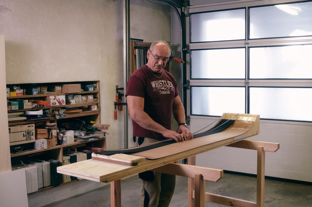 Klaus mit dem Holzbett, das dem Ski sein Profil gibt. Klaus mit dem Holzbett, das dem Ski sein Profil gibt.