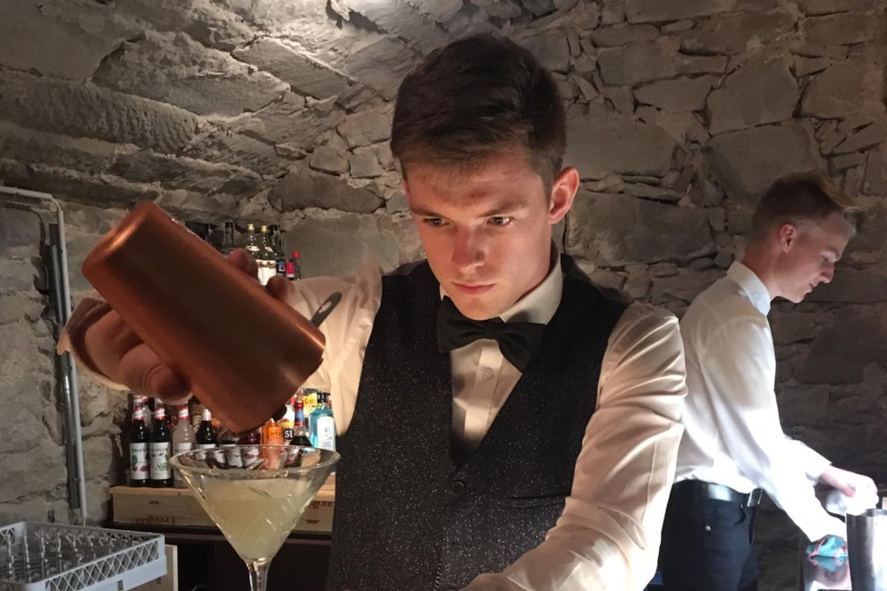 Silvan mixt in seiner Bar einen Cocktail Silvan mixt in seiner Bar einen Cocktail