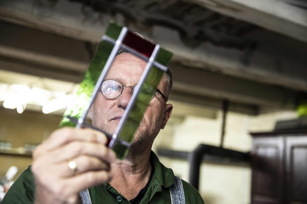 Täglich ab halb 9 arbeitet Joachim Schmidt in seiner Laternen Werkstatt in Zwickau. Täglich ab halb 9 arbeitet Joachim Schmidt in seiner Laternen Werkstatt in Zwickau.