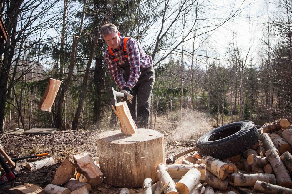 Der Bestsellerautor Lars Mytting zerschlägt mit einer Axt ein Stück Holz Der Bestsellerautor Lars Mytting zerschlägt mit einer Axt ein Stück Holz