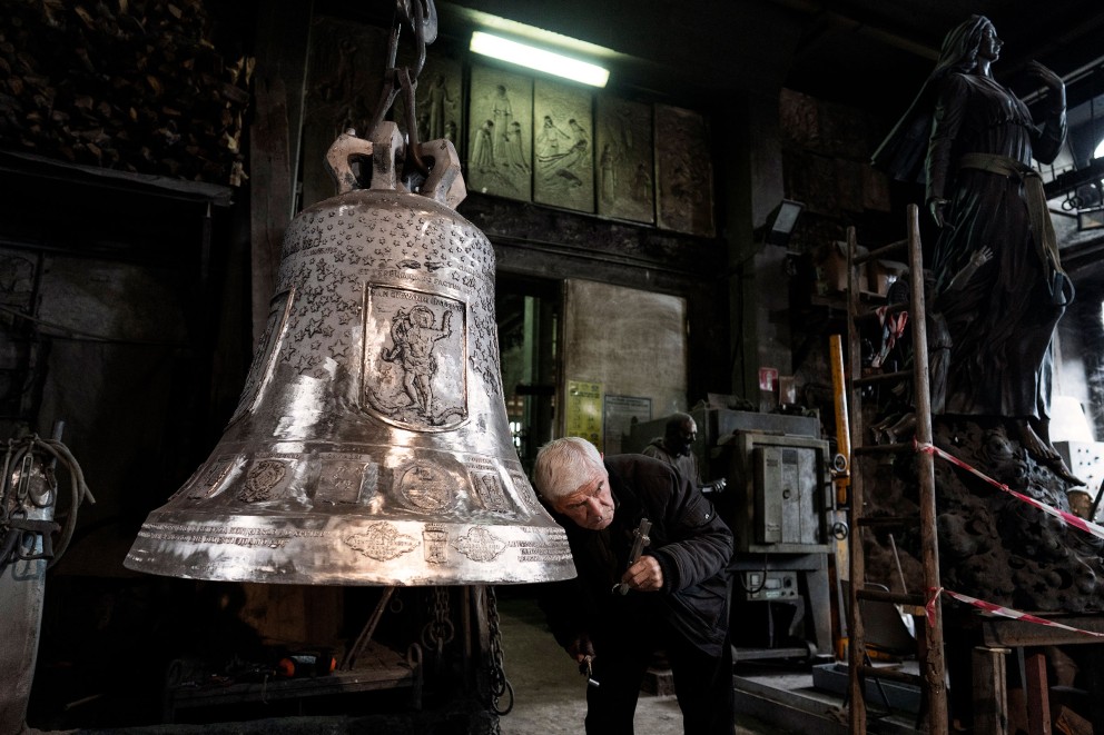 Klangtest für die Glocke. Der Maestro Antonio degli Quadri ist Experte bei Schwingungen bei Glocken und überprüft die Glocken, die in der Gießerei Marinelli hergestellt wurden Klangtest für die Glocke. Der Maestro Antonio degli Quadri ist Experte bei Schwingungen bei Glocken und überprüft die Glocken, die in der Gießerei Marinelli hergestellt wurden