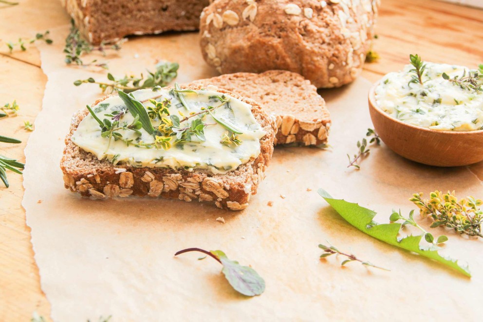 Brot mit Kräuterbutter und Kräutern