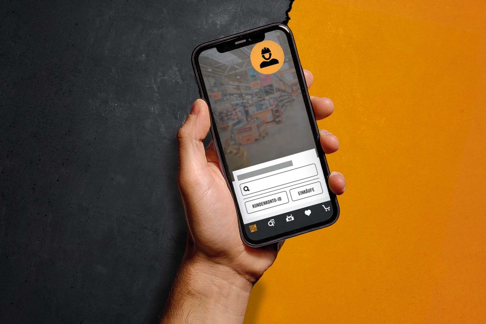 Eine Hand hält ein Smartphone mit der Hornbach App.