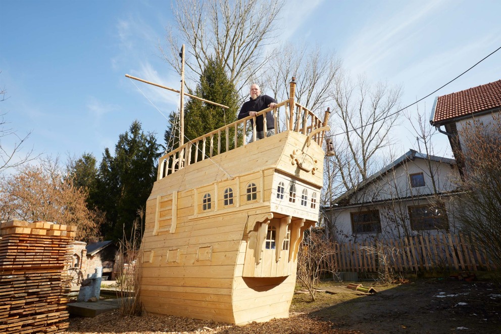 
				Gustl Hänsch ist mit dem Bau seines hölzernen Piratenschiffs, das seinem Garten in Bayern steht, noch lange nicht fertig.

			