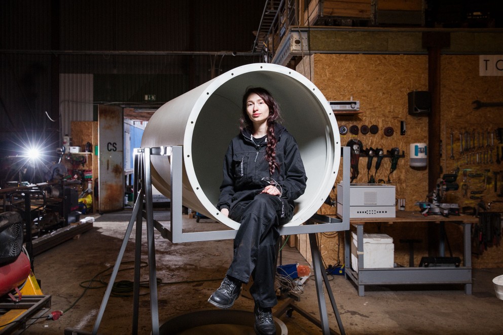 Heimwerkerin Bianca Turneanu sitzt in der Werkstatt der Copenhagen Suborbitals in der Metallhülle einer Rakete Heimwerkerin Bianca Turneanu sitzt in der Werkstatt der Copenhagen Suborbitals in der Metallhülle einer Rakete