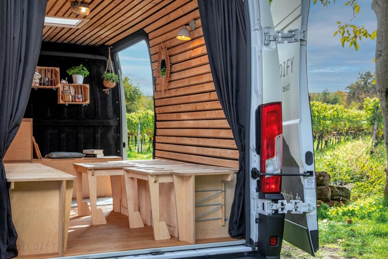 Campingbox Bett für Ducato/Crafter/Sprinter aufbauen