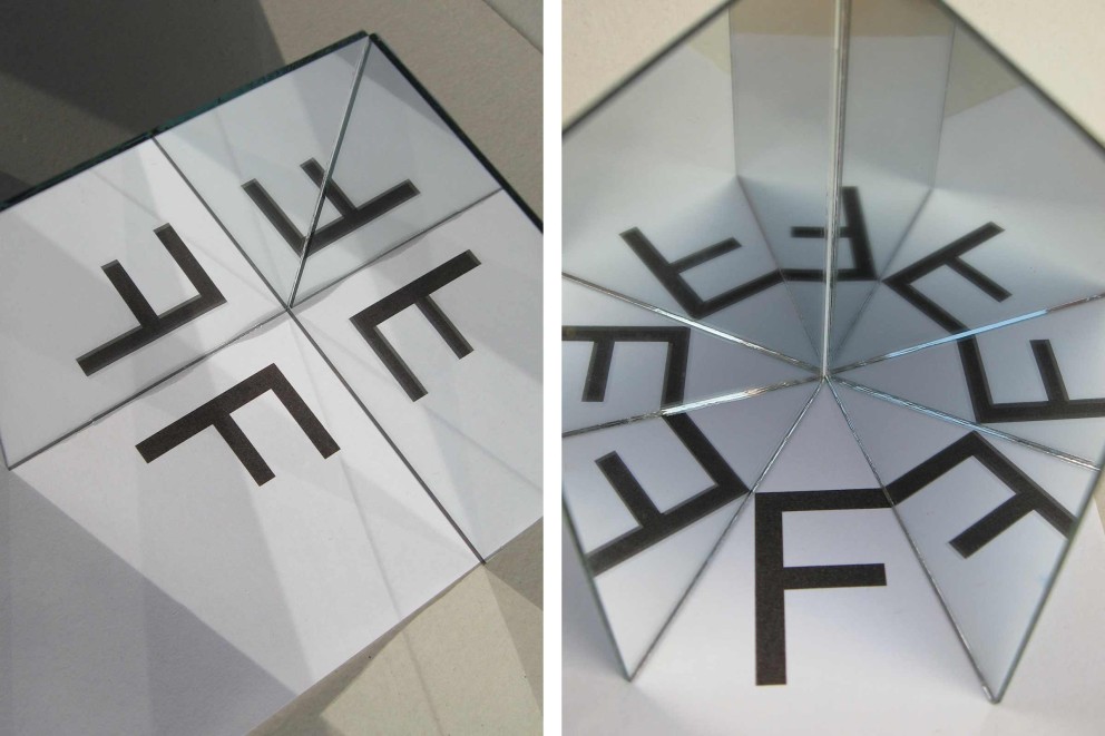 Zwei Spiegel im 90° Winkel verklebt ergeben 4 Bilder; im 45° Winkel verklebt 8 Bilder im Kaleidoskop Zwei Spiegel im 90° Winkel verklebt ergeben 4 Bilder; im 45° Winkel verklebt 8 Bilder im Kaleidoskop