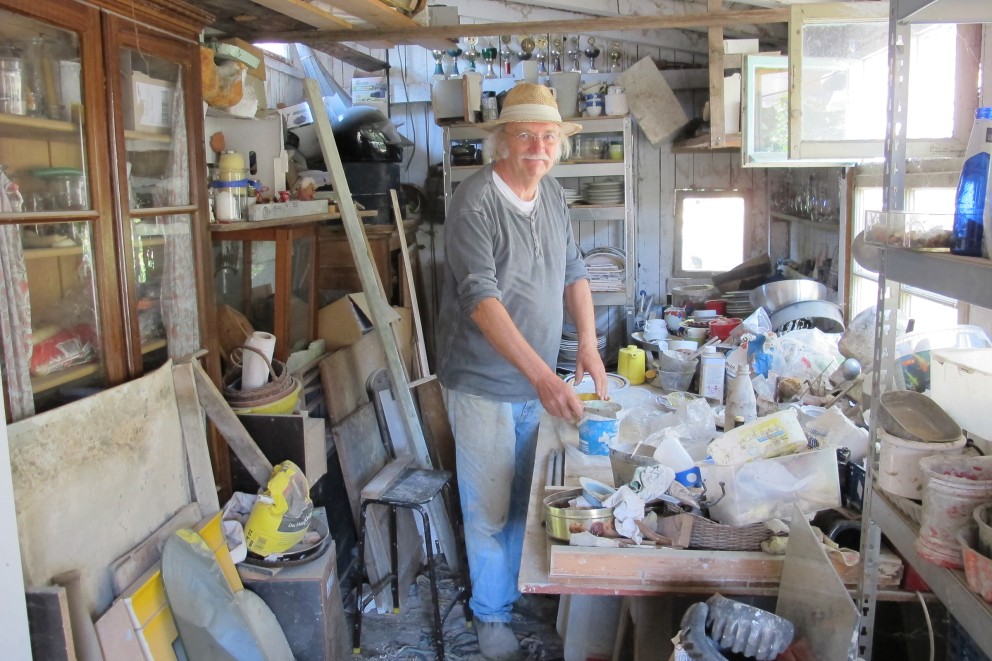
				Otfried Culmann in «Robinsons Hütte», seinem als Werkstatt und Lager dienenden Schuppen außerhalb des Gartens

			