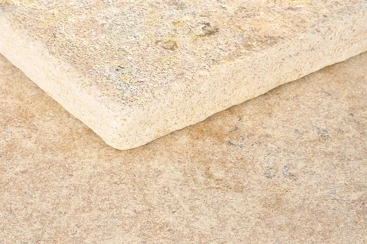 Detailaufnahme einer Travertinfliese