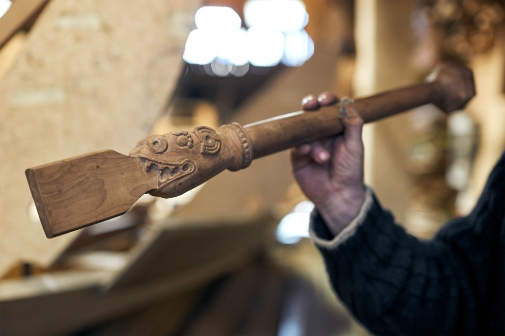 Auf Kleinigkeiten kommt es an: Dieser handgeschnitzte Stab kommt an die Ruderpinne von Stefan Sondermanns selbst gebautem Wikingerschiff Auf Kleinigkeiten kommt es an: Dieser handgeschnitzte Stab kommt an die Ruderpinne von Stefan Sondermanns selbst gebautem Wikingerschiff