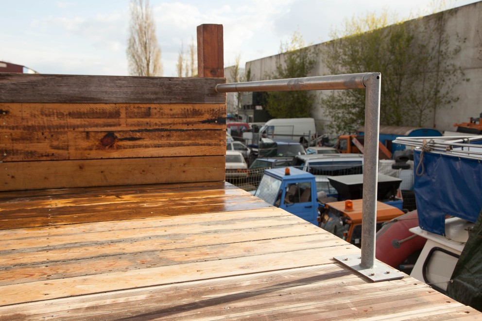 
				Hier sitzt alles: Holzplanken und die Metallhalterung an der Seite

			