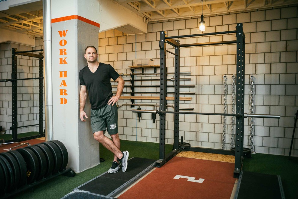 Joel Fröhlicher steht in seinem selbst gebauten Fitnessstudio in Biel in der Schweiz. Joel Fröhlicher steht in seinem selbst gebauten Fitnessstudio in Biel in der Schweiz.