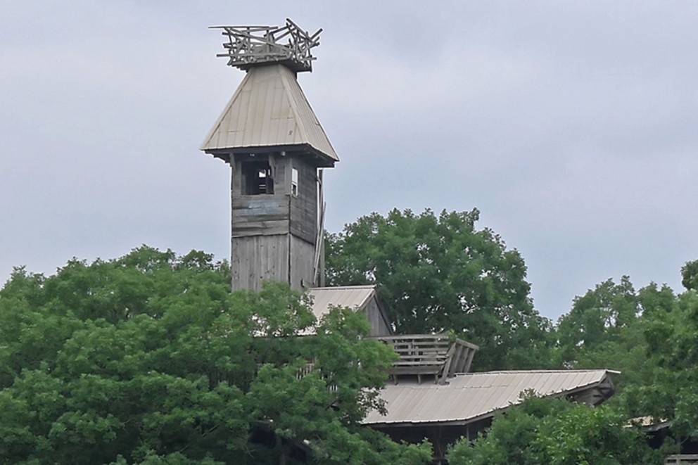 
				Das spitz zulaufende Dach von Horace Burgess’ Baumhaus erinnert an einen Kirchturm. Daher wird es auch „Horace’s Cathedral“ oder „The Minister’s Tree House“ genannt

			