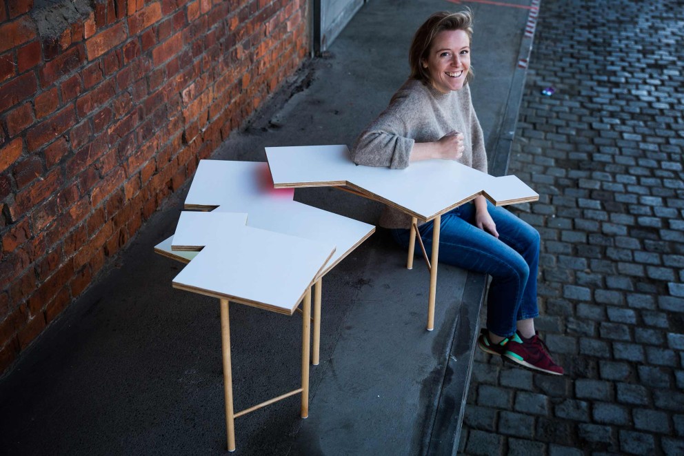 Autorin Catharina König zeigt stolz den selbst gebauten Tisch der WERKSTÜCK Edition 002 von HORNBACH. Autorin Catharina König zeigt stolz den selbst gebauten Tisch der WERKSTÜCK Edition 002 von HORNBACH.