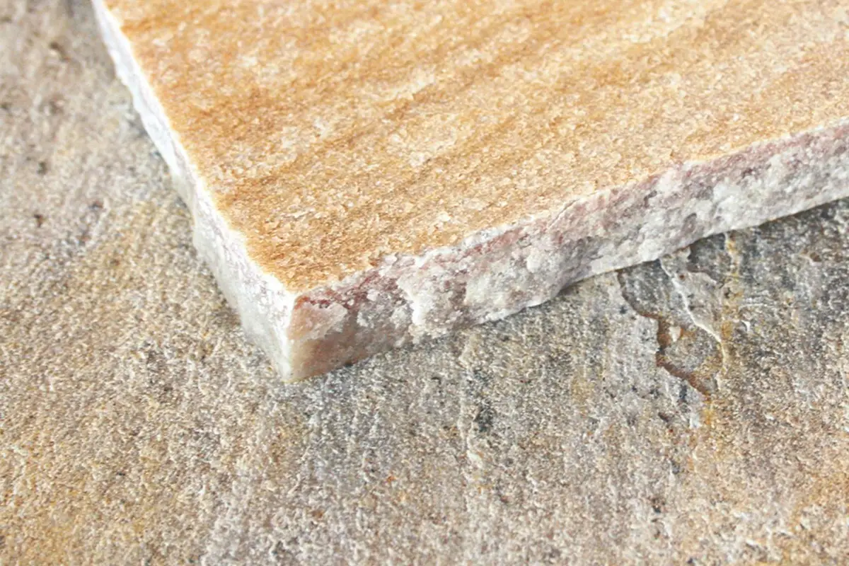Detailansicht einer Sandsteinfliese
