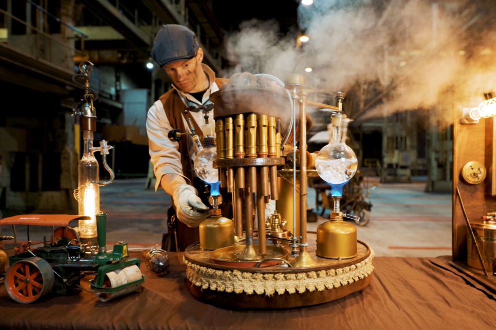 Mann in Steampunk-Szene mit einer Dampfmaschine und verschiedenen Geräten