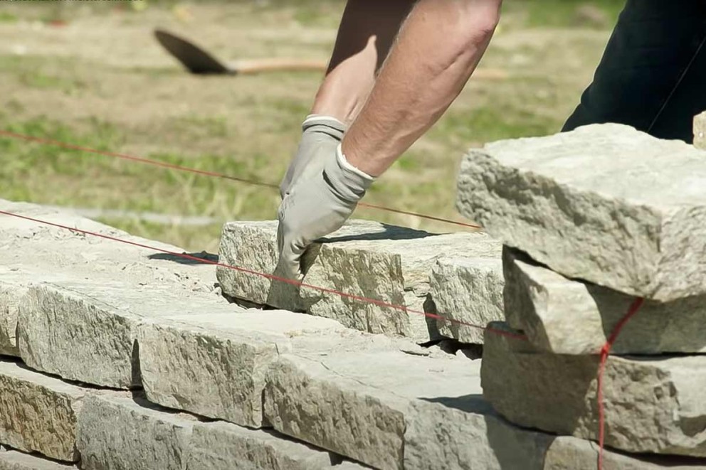 Muur van natuursteen bouwen | HORNBACH