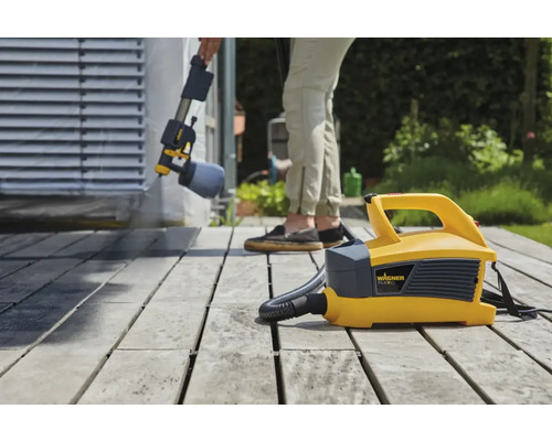 Farbsprühsystem im Einsatz zum Streichen einer Holzterrasse